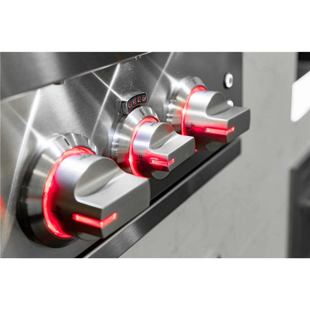 Sizzler Pro 32 illuminated knobs close-up